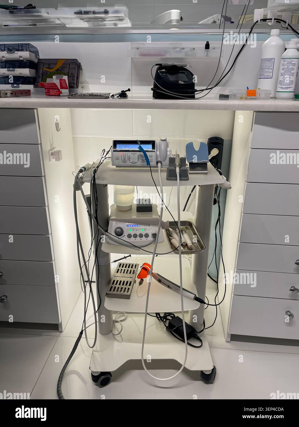 Attrezzature moderne per il trattamento dentale in una clinica professionale per procedure di canalologia. - Immagine stock catturata con smartphone