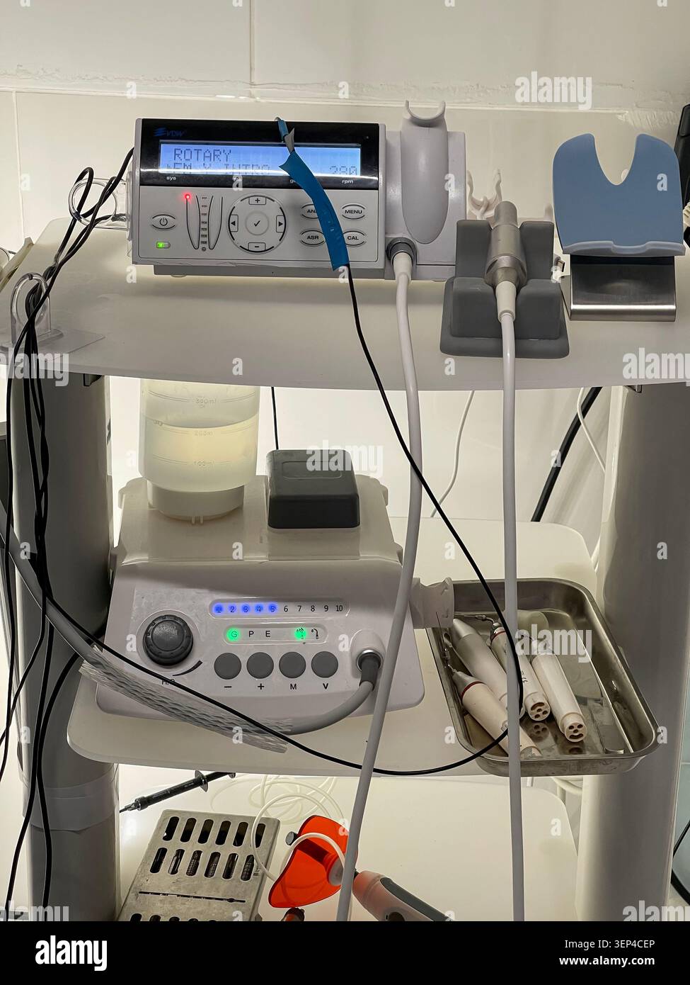 Attrezzature moderne per il trattamento dentale in una clinica professionale per procedure di canalologia. - Immagine stock catturata con smartphone