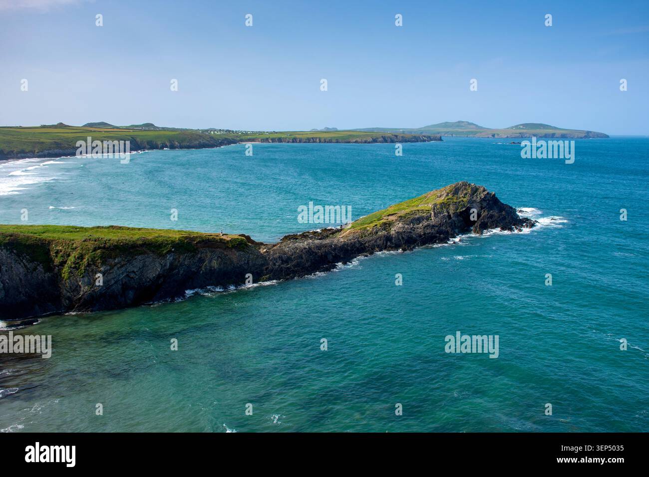 Whitesands Bay con il promontorio di Trwyn Harddyn dal Pembrokeshire Coast Path vicino a St. Davids Head, Pembrokeshire, Galles, Regno Unito Foto Stock
