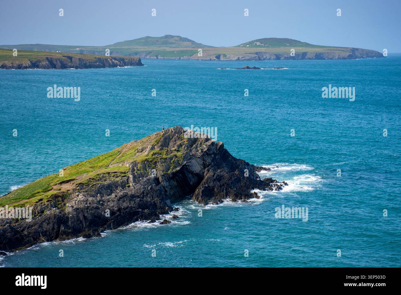 Whitesands Bay con il promontorio di Trwyn Harddyn dal Pembrokeshire Coast Path vicino a St. Davids Head, Pembrokeshire, Galles, Regno Unito Foto Stock