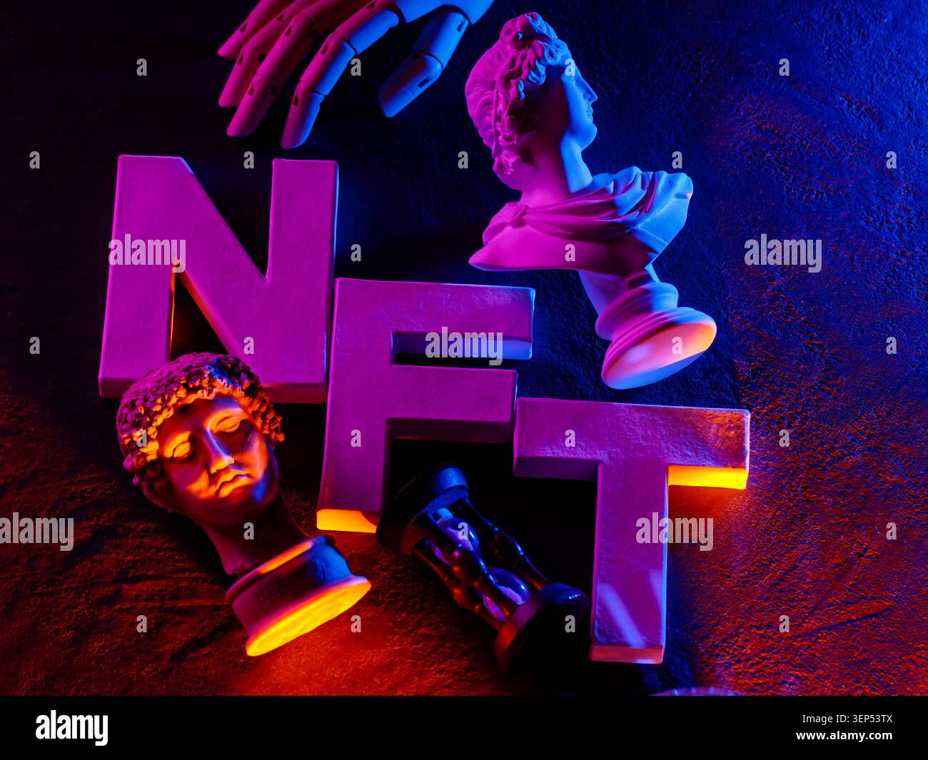 Busti in marmo classico con lettere NFT al neon illuminate da una vivace illuminazione rosa e blu Foto Stock