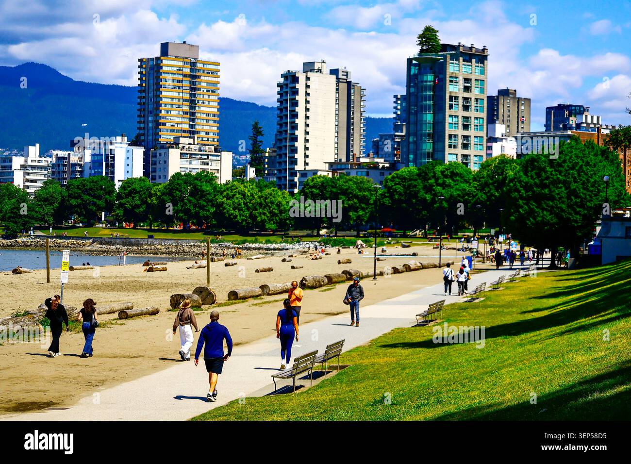 Gente che cammina lungo English Bay Beach nel West End di Vancouver, British Columbia. Foto Stock