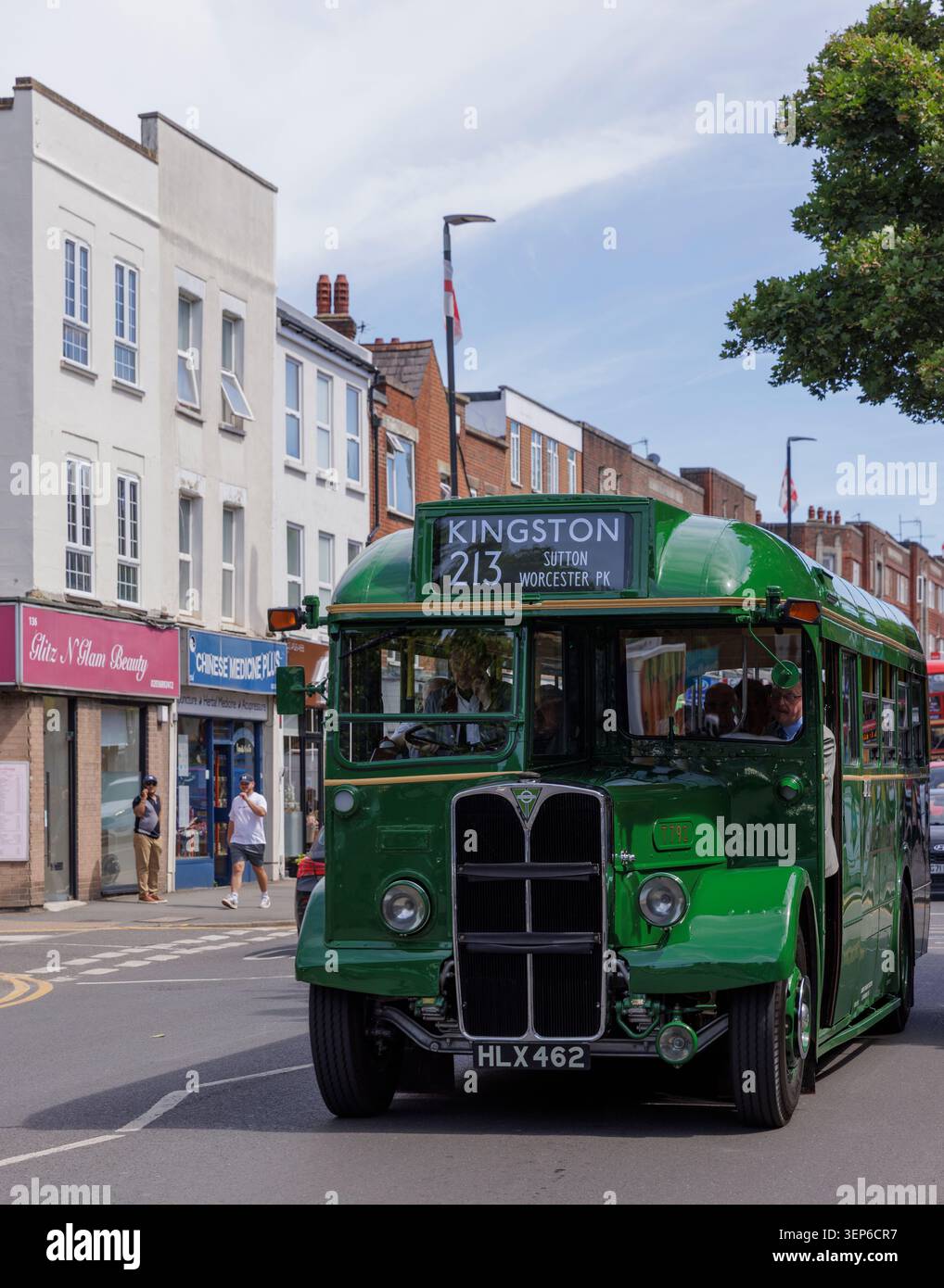 Londra, Regno Unito, 13 giugno 2026. Worcester Park e Cheam Village. La linea 213 della London Bus collega Kingston e Sutton dal 1921 (ovvero 105 anni) e serve Norbiton Station, Coombe Lane, Traps Lane, New Malden, Worcester Park, North Cheam e Cheam. tra il 10,00 e il 1700. Il London Bus Museum ha gestito un autobus storico gratuito oggi. Autobus che risalgono dagli anni '1950 agli anni '1970 accanto al normale servizio giornaliero sulla linea 213. Crediti: Ian Humphreys/Alamy Live News Foto Stock