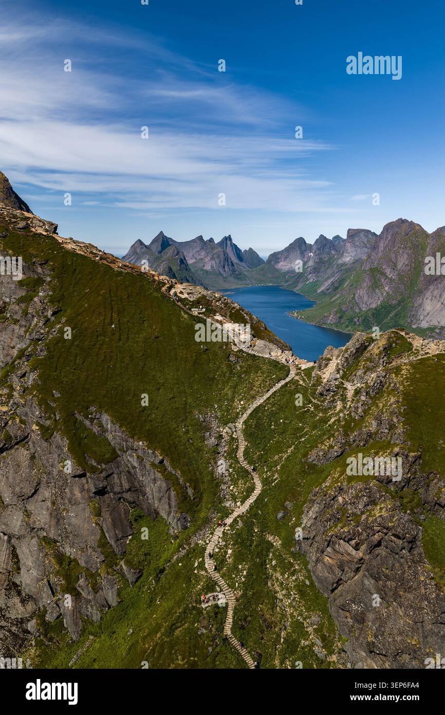 Sentiero per scale aeree in pietra sul crinale sopra il fiordo di Lofoten, Norvegia Foto Stock