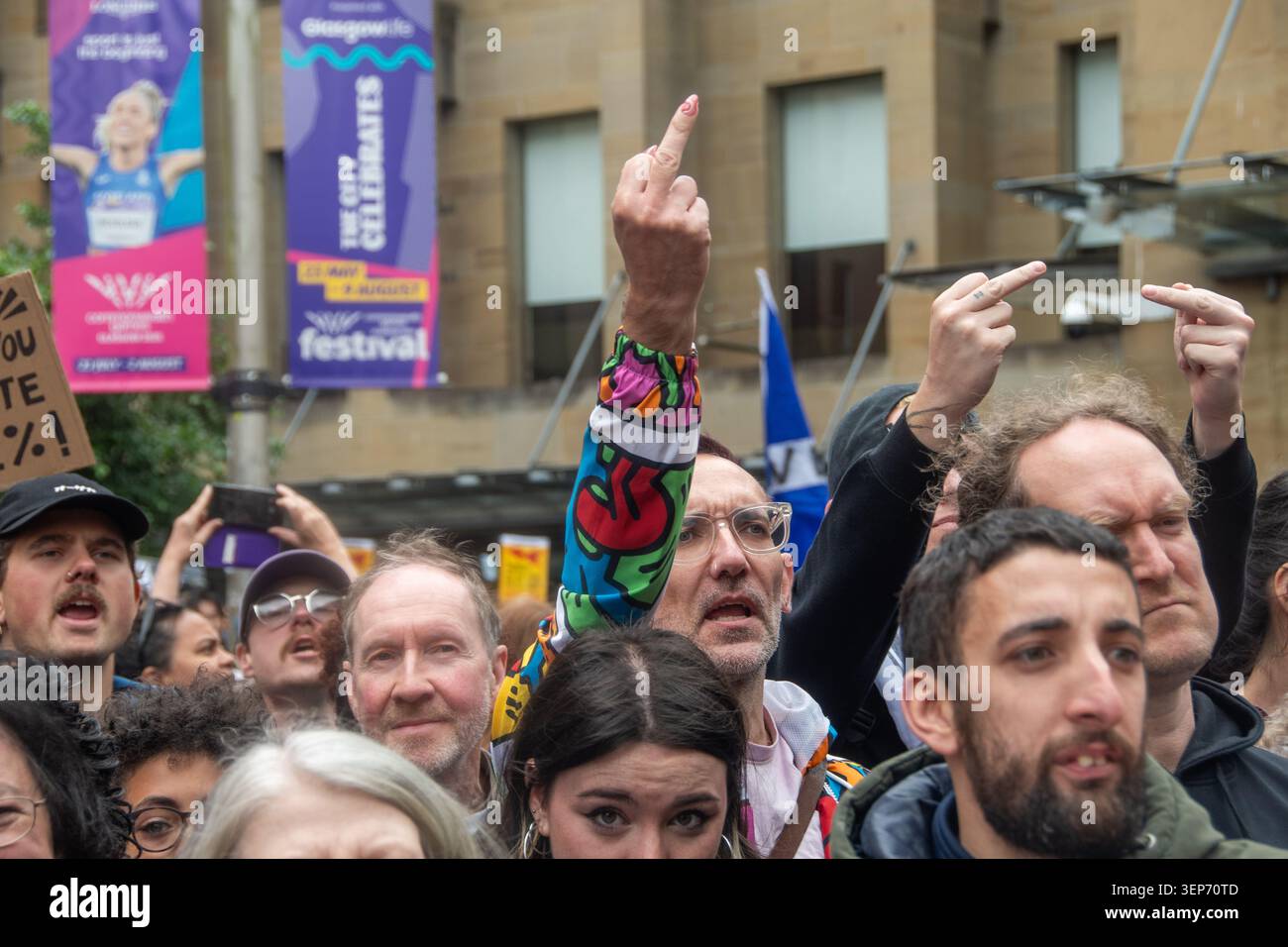 I manifestanti anti-razzisti di Buchanan Street Glasgow si sono scontrati con i manifestanti anti-razzisti e di estrema destra Foto Stock
