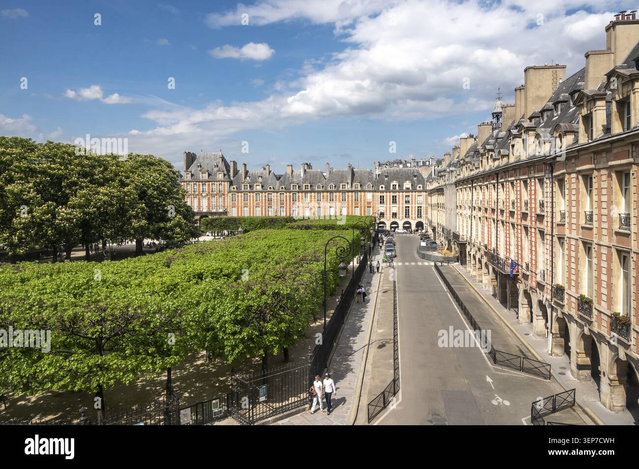 Vista pittoresca da una prospettiva elevata della Maison Victor Hugo delle facciate simmetriche in mattoni e del parco verde della storica Place des Vosg Foto Stock