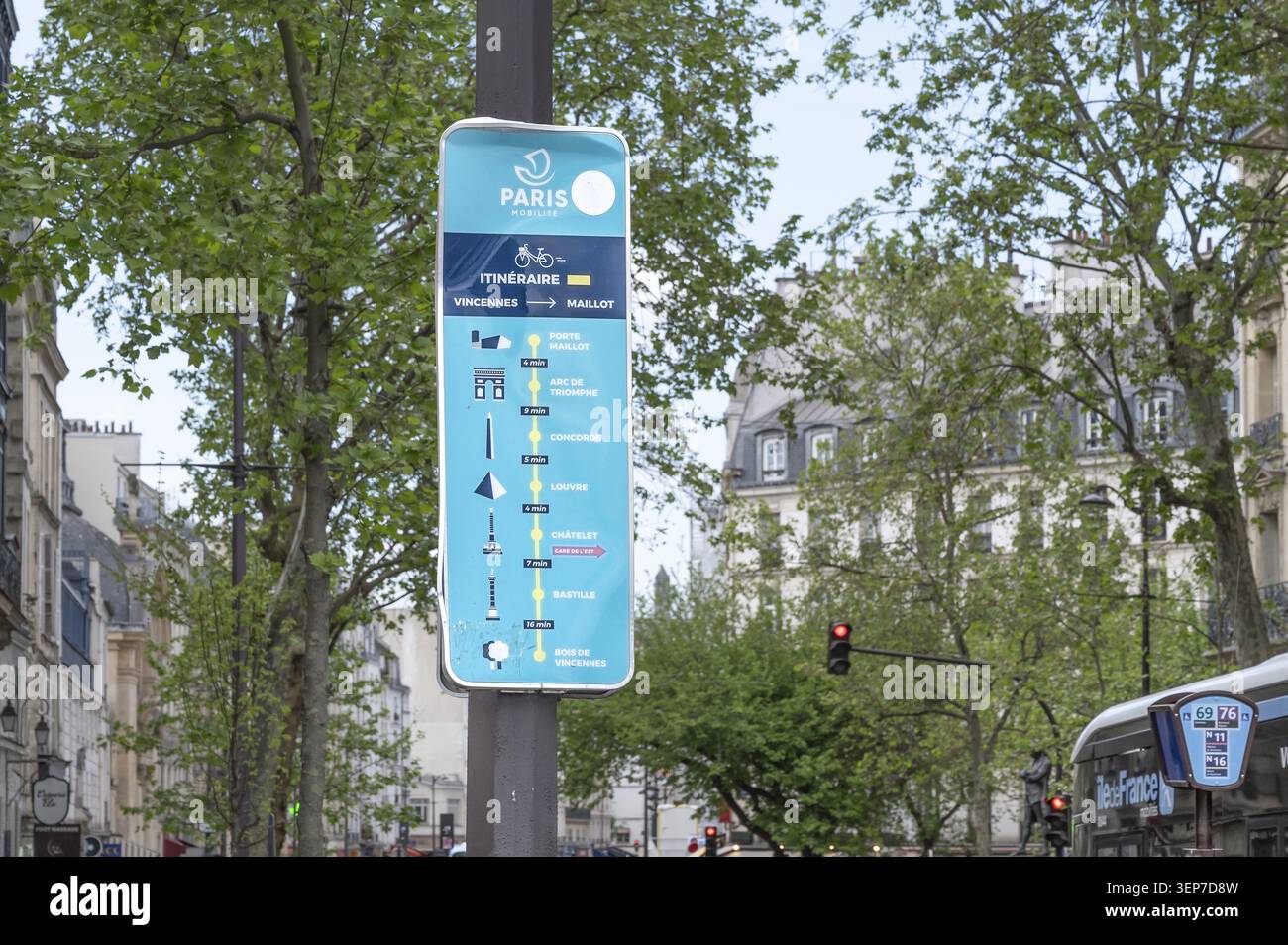 Moderno cartellone blu per la rete di piste ciclabili di Parigi velo-velo con il percorso Vincennes-Maillot mostrato come simbolo dell'infrastruttura delle biciclette Foto Stock