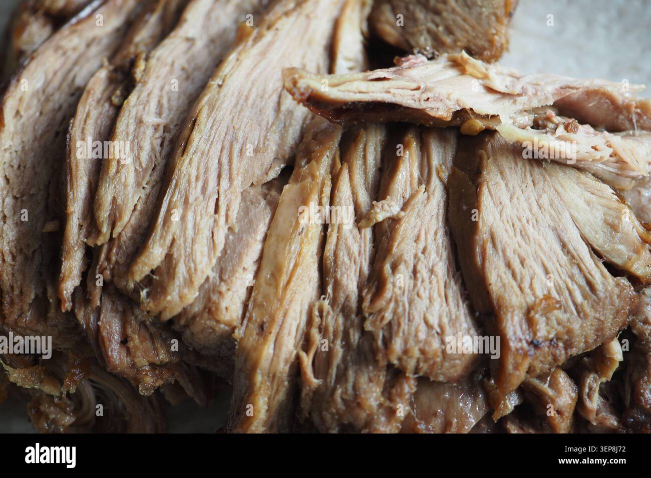 carne a fette sottili e cotta a fuoco lento, come spalla di maiale o brisket di manzo Foto Stock