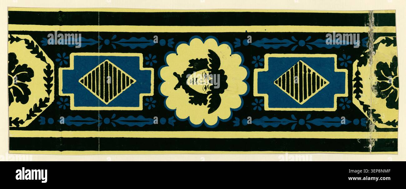 Un'incisione a bordo della carta da parati datata 1801 presenta fregi, strisce, ornamenti geometrici, rosette, teste, diamanti e fantasiosi motivi vegetali. La composizione decorativa combina ripetuti elementi ornamentali destinati alla decorazione delle pareti interne all'inizio del XIX secolo. Foto Stock