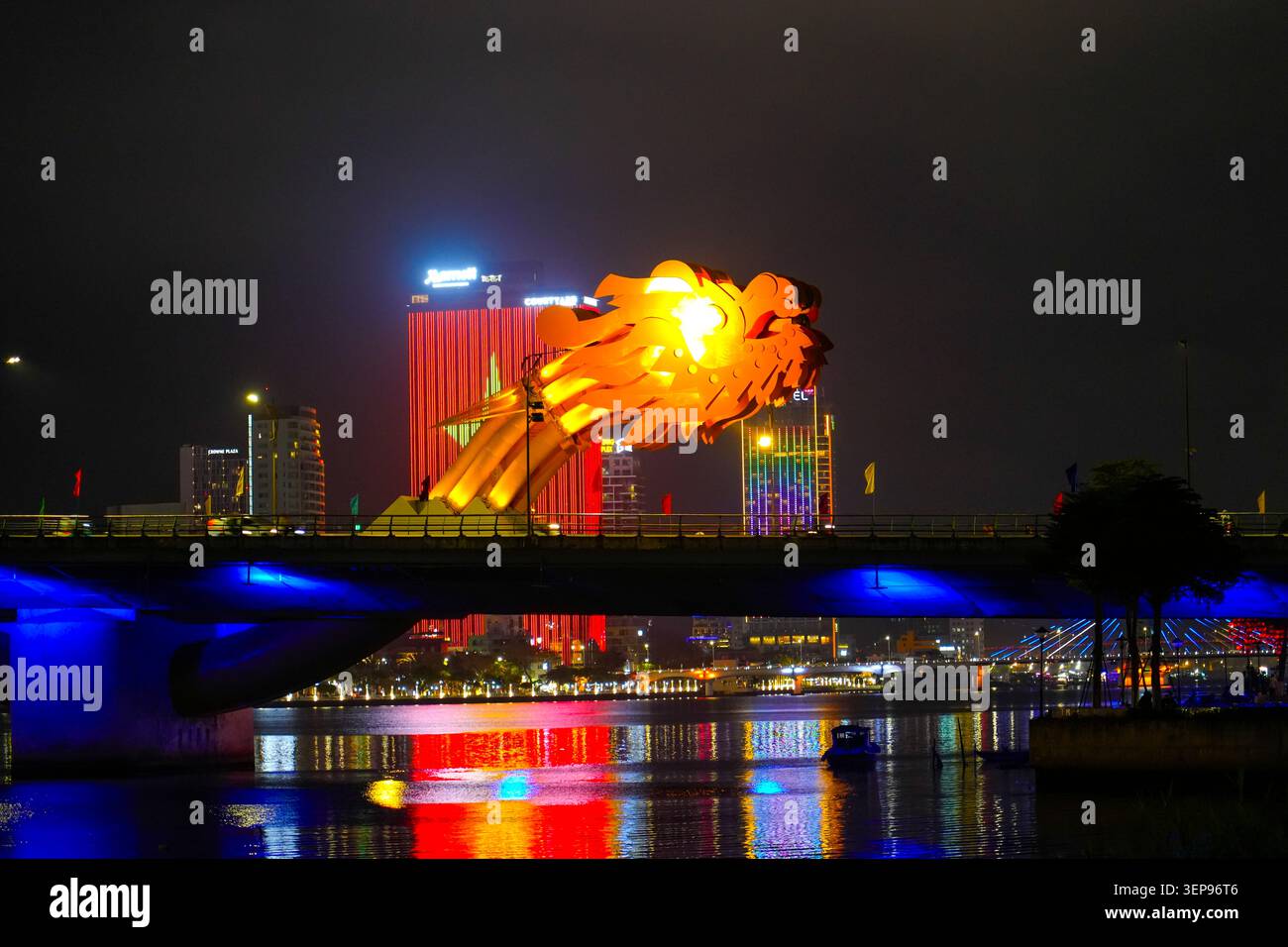 Vista frontale del Ponte del Drago di notte.18 marzo 2025. Foto Stock