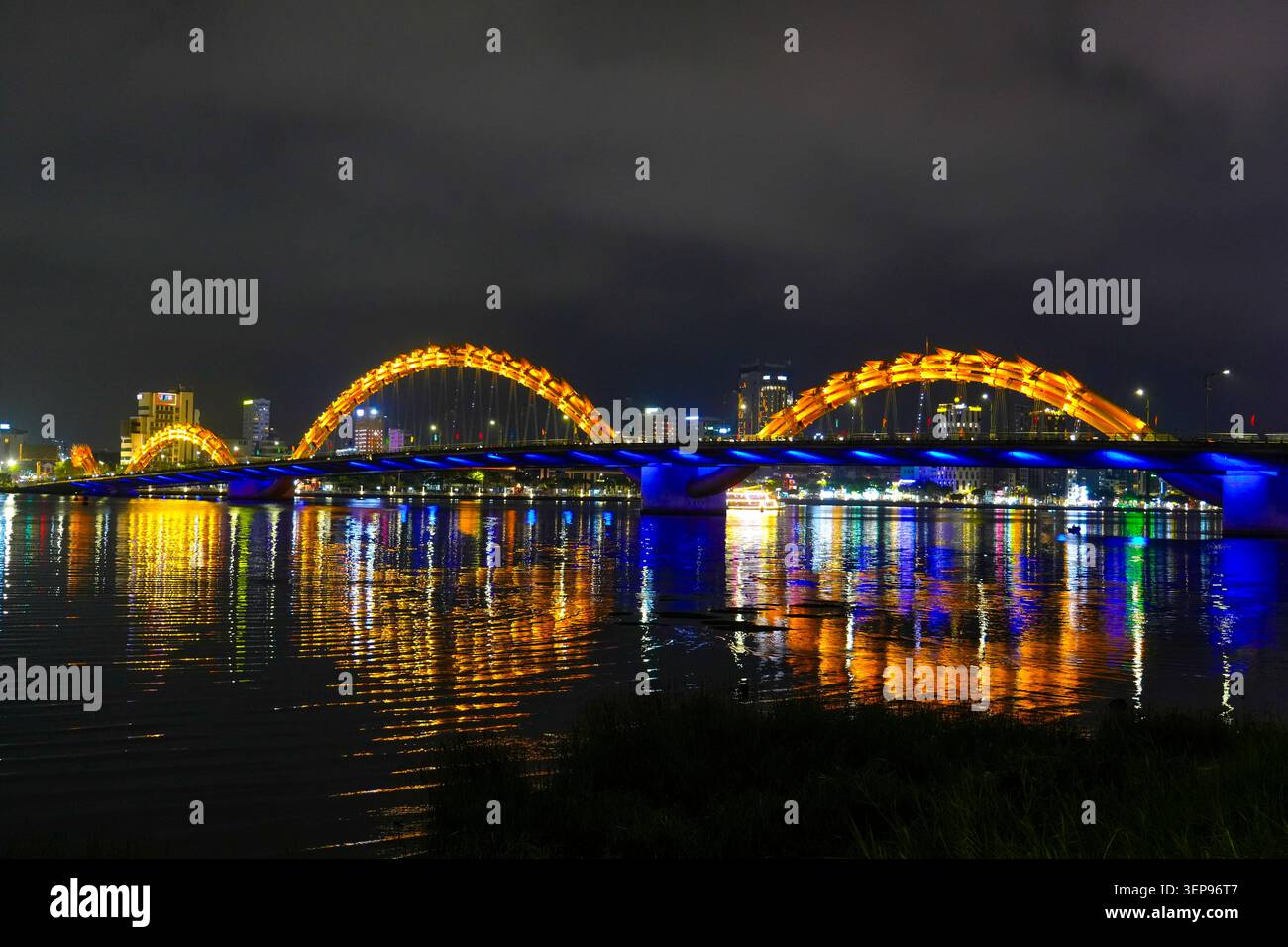 Vista dal capo del ponte del drago di notte. Da Nang in Vietnam18 marzo 2025. Foto Stock
