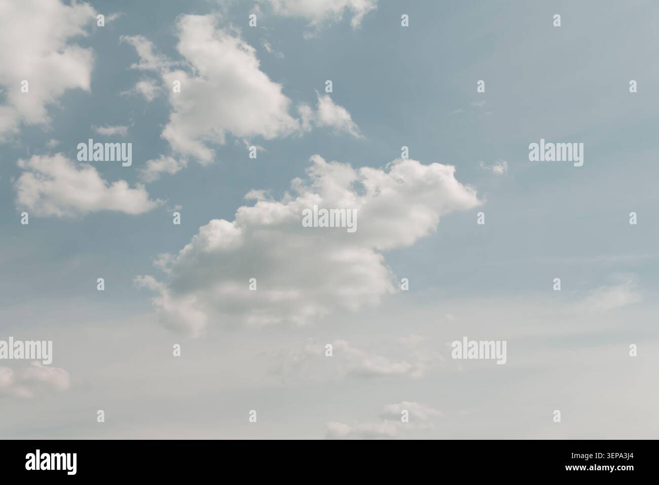 Finestra del programma di gestione delle foto che visualizza un'anteprima di un'immagine. Questa immagine mostra il cielo e le nuvole in una giornata di sole Foto Stock