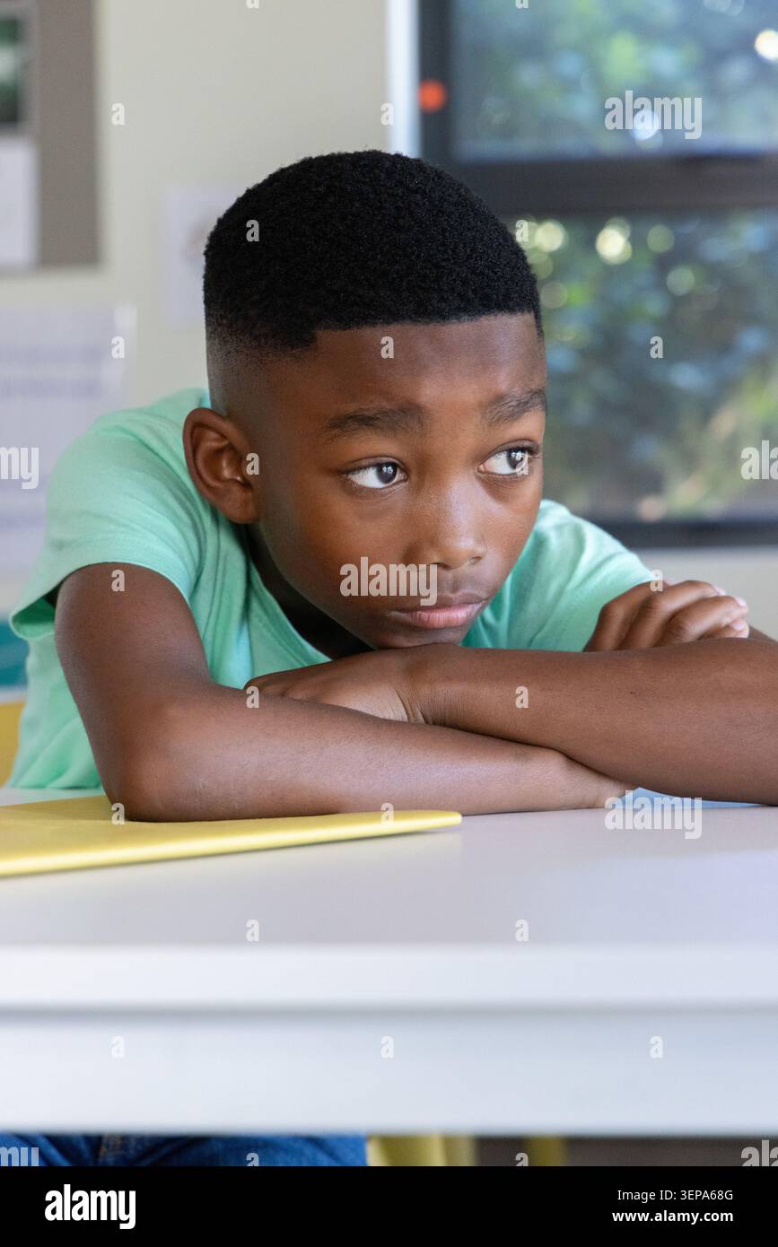 Due triangoli di destra sulla lavagna che mostrano la decomposizione vettoriale usando i vettori m n N e angolo? Foto Stock
