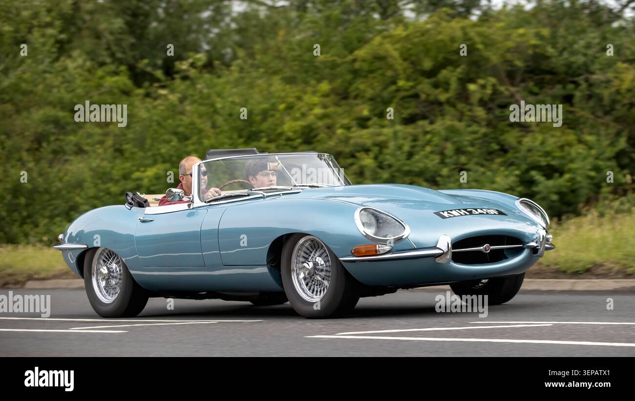 Stony Stratford, Bucks, Regno Unito - 7 giugno 2026: 1967 auto d'epoca Jaguar blu e-ytpe su una strada britannica Foto Stock