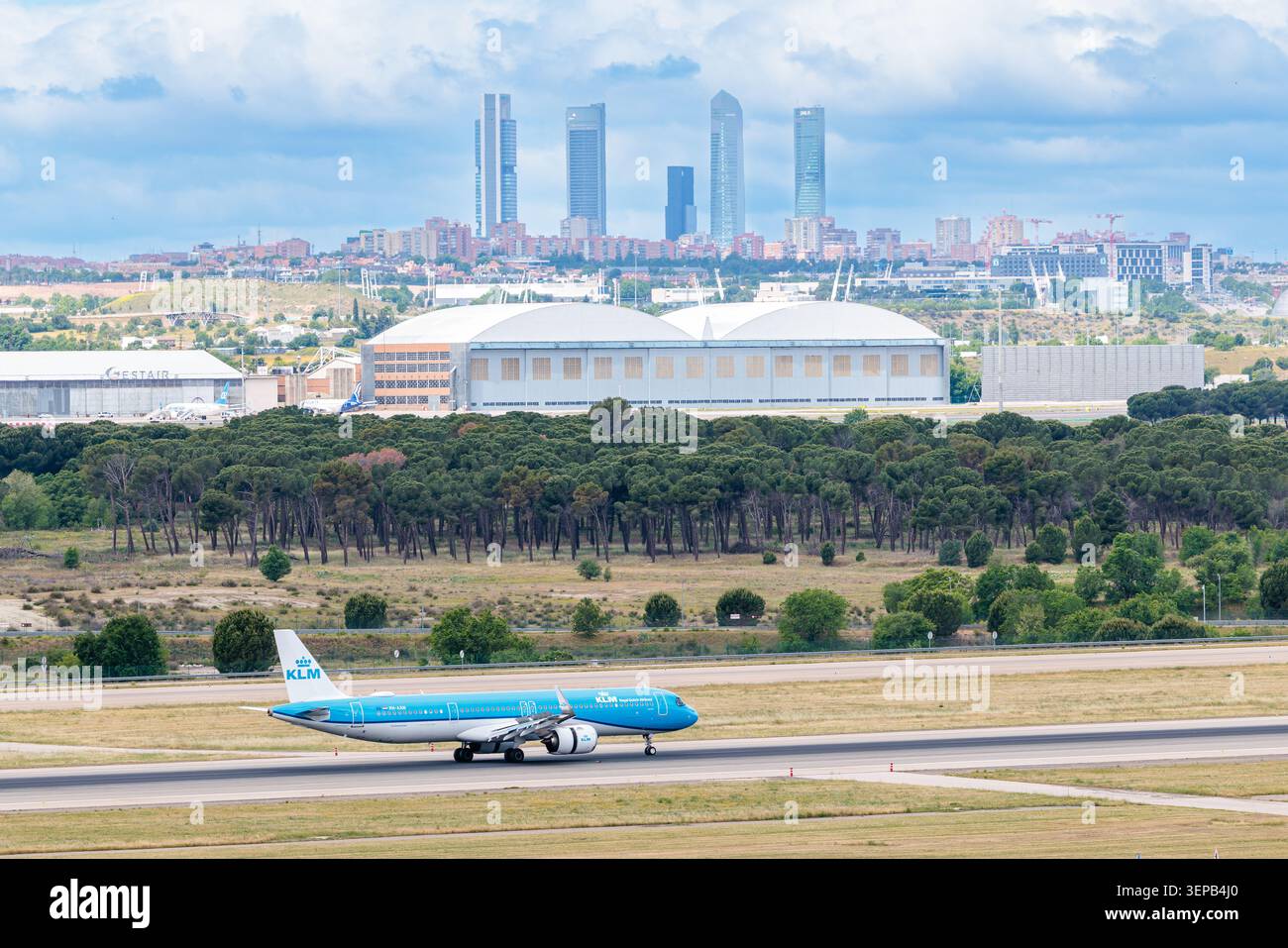 Madrid, Spagna - 15 maggio 2026: Un aereo della KLM decolla dall'aeroporto Adolfo Suarez Madrid Barajas di Madrid, Spagna. Foto Stock