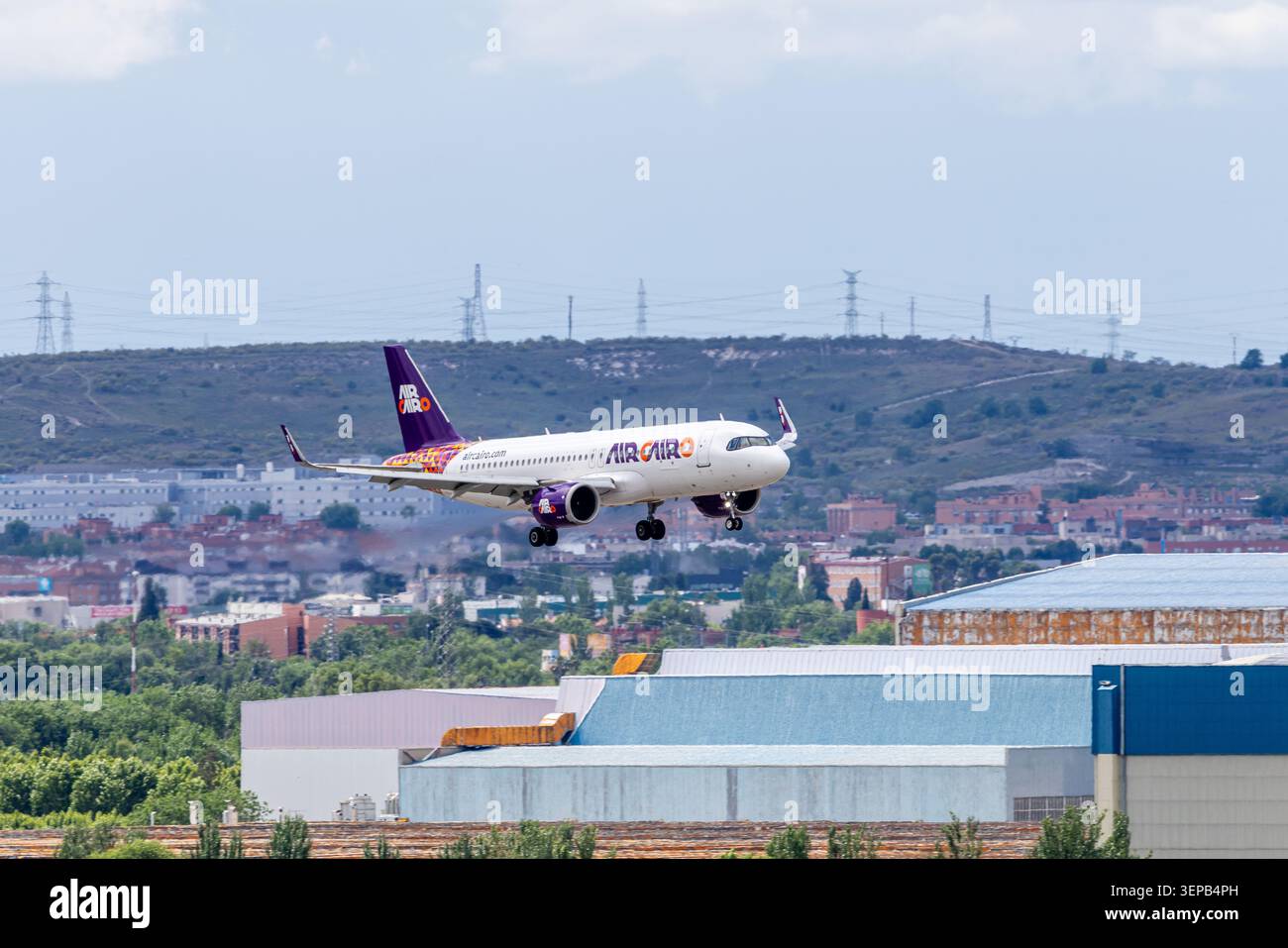 Madrid, Spagna - 15 maggio 2026: Un aereo Air Cairo decolla dall'aeroporto Adolfo Suarez Madrid Barajas di Madrid, Spagna. Foto Stock