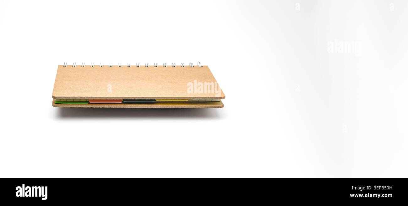 Notebook a spirale con coperture in cartone riciclato ecocompatibili e linguette colorate, che offrono uno strumento pratico per l'organizzazione, la pianificazione, Foto Stock
