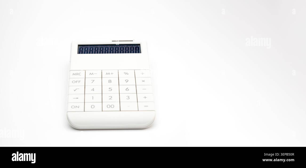 Calcolatrice digitale bianca che visualizza una serie di numeri sullo schermo, simboleggiando la finanza, l'economia, l'istruzione e vari calcoli matematici Foto Stock