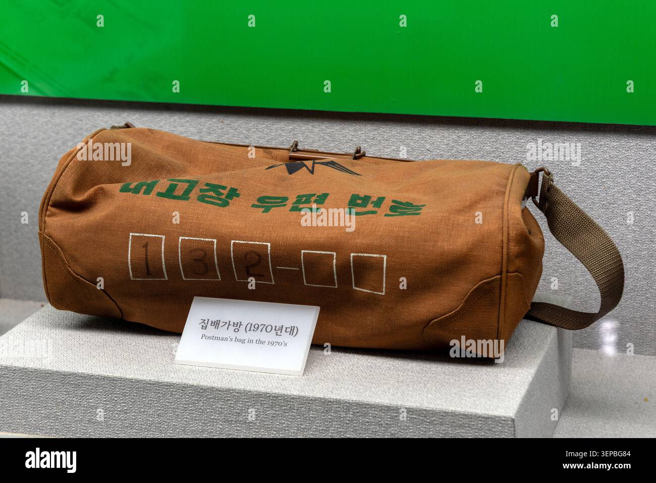Borsa postale del postino degli anni '1970 esposta al Museo postale di Cheonan, Corea del Sud Foto Stock