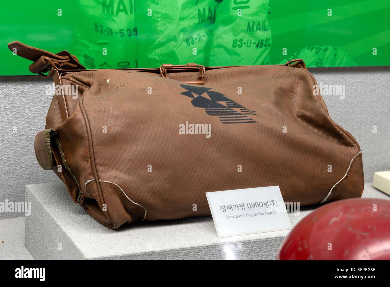 Borsa postale del postino degli anni '1990 esposta al Museo postale di Cheonan, Corea del Sud Foto Stock