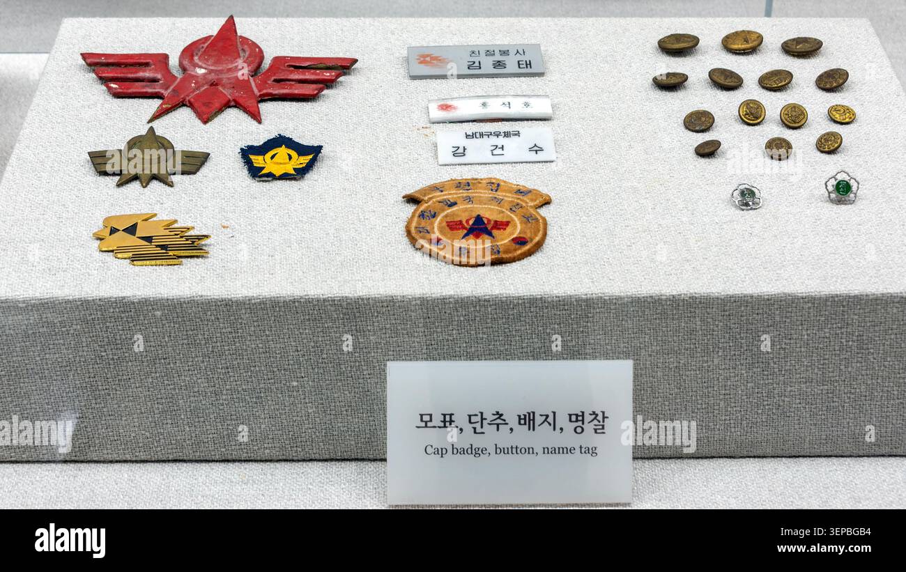 Allegati di uniformi da postino, compresi badge, bottoni, badge e targhette dei nomi, esposto al Museo postale di Cheonan, Corea del Sud Foto Stock