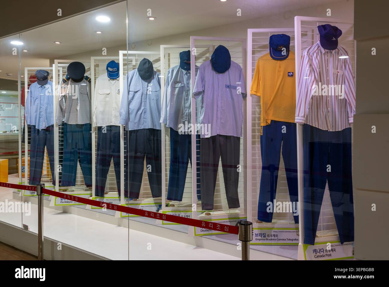 Uniformi postali di vari paesi esposte al Museo postale di Cheonan, Corea del Sud Foto Stock