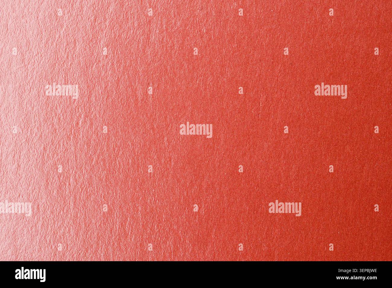 Questa superficie rossa vibrante offre uno sfondo audace e invitante, che irradia calore. Foto Stock