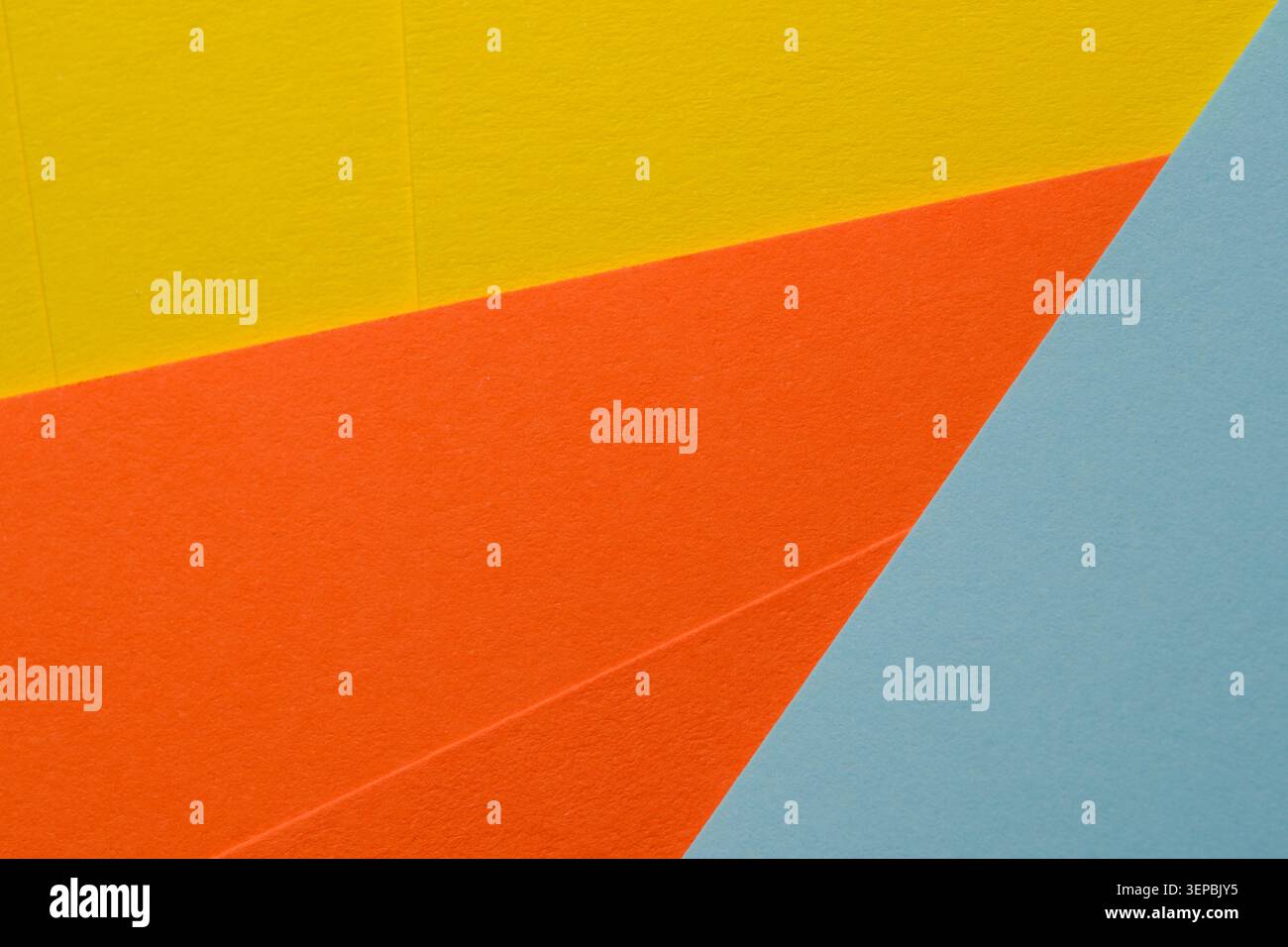 I pezzi di carta colorata si incontrano in una splendida formazione triangolare, che mostra tonalità brillanti. Foto Stock
