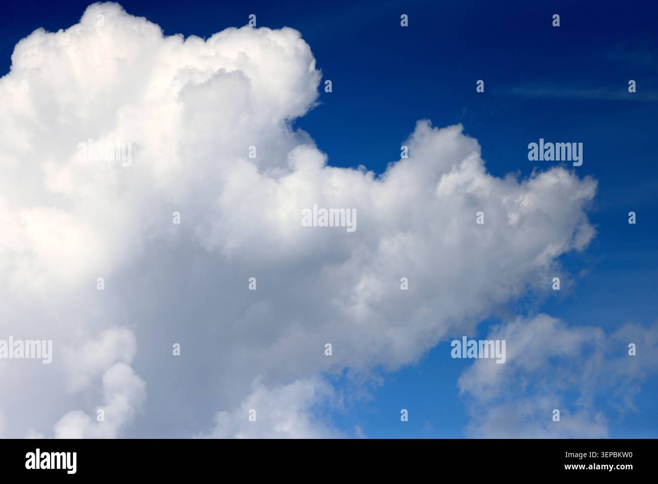 Un'impressionante formazione di nuvole in condizioni meteorologiche mutevoli. Foto Stock
