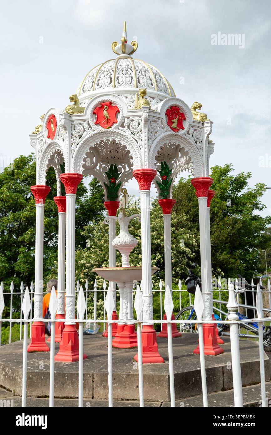 Blyth Fountain a Newport-on-Tay, Fife, Scozia, un edificio di categoria B originariamente donato alla città nel 1882 Foto Stock