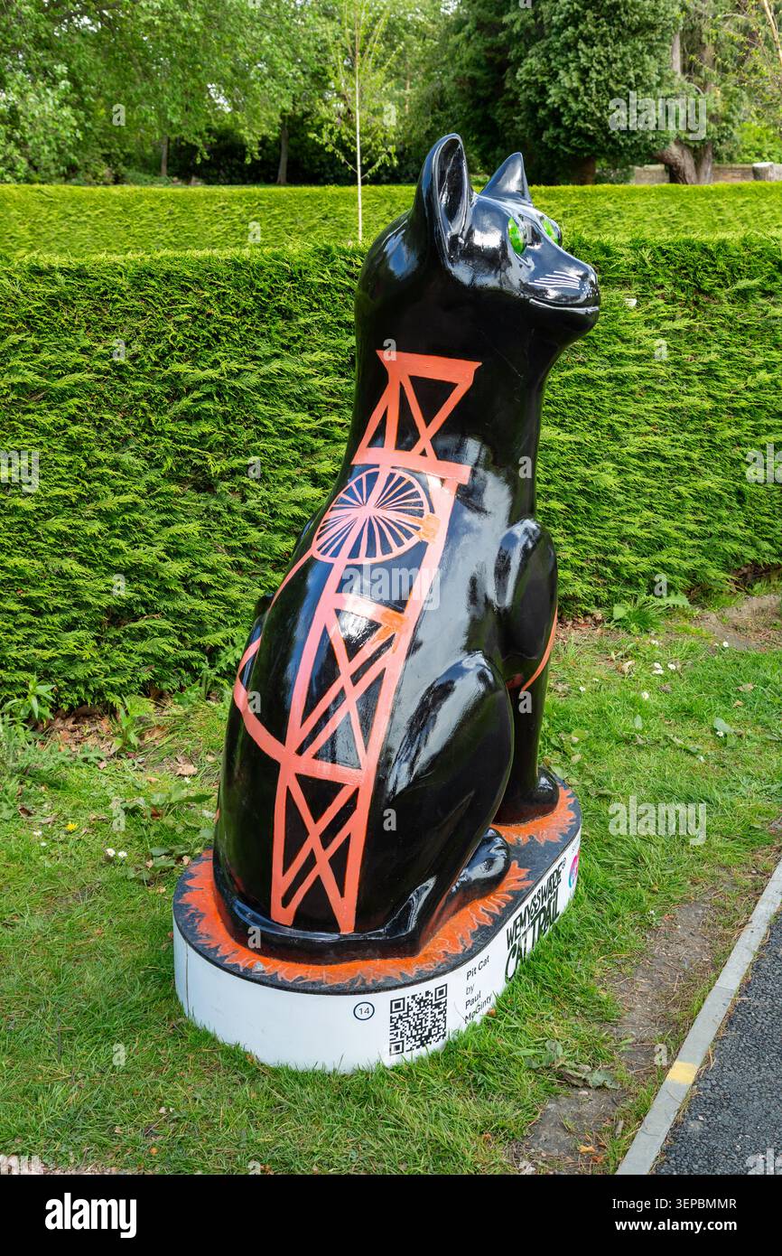 La scultura "Pit Cat" dell'artista Paul McGinty, parte del Wemyss Ware Cat Trail a Kirkcaldy, Fife Foto Stock