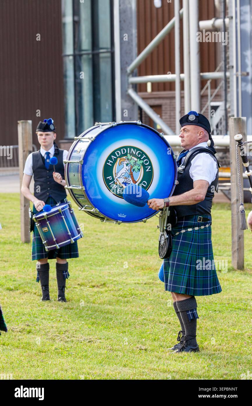Haddington Pipe Band si esibisce a Haddington, East Lothian, Scozia Foto Stock