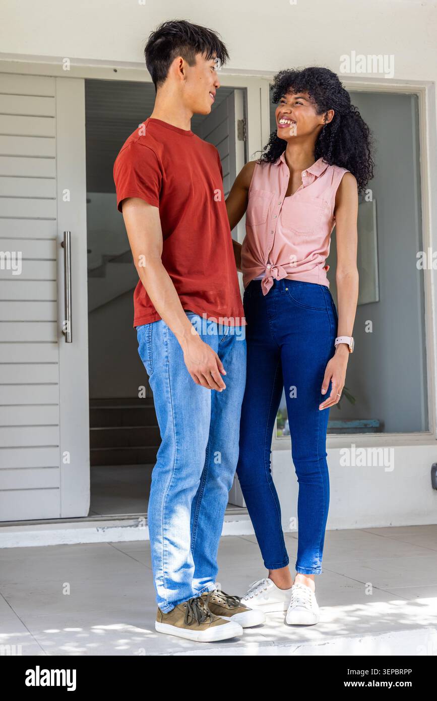 Saluto a coppia dopo l'apertura della porta, accogliente, mentre etichette animate di realty appaiono sulla porta, guarda Foto Stock