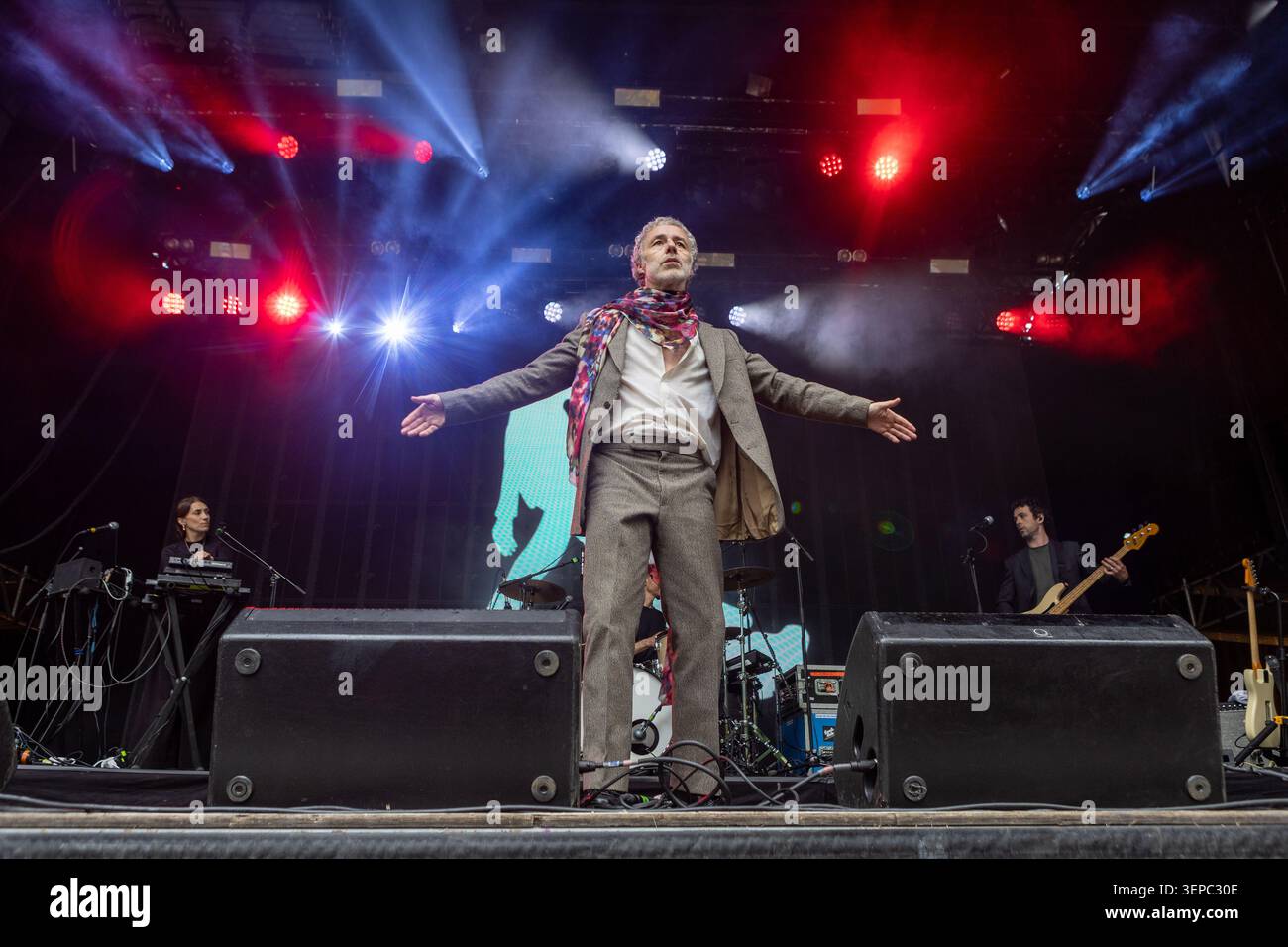 Oslo, Norvegia. 13 giugno 2026. Il cantante e musicista inglese Baxter Dury esegue un concerto dal vivo durante il festival musicale norvegese Piknik i Parken 2026 a Oslo. Foto Stock