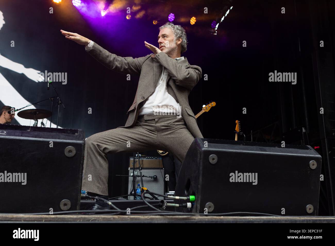Oslo, Norvegia. 13 giugno 2026. Il cantante e musicista inglese Baxter Dury esegue un concerto dal vivo durante il festival musicale norvegese Piknik i Parken 2026 a Oslo. Foto Stock