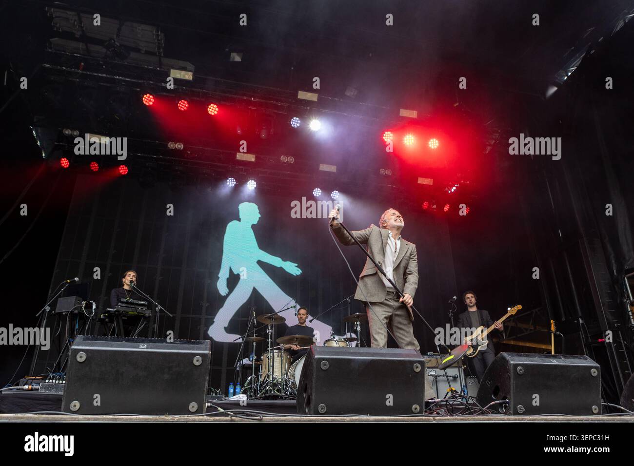 Oslo, Norvegia. 13 giugno 2026. Il cantante e musicista inglese Baxter Dury esegue un concerto dal vivo durante il festival musicale norvegese Piknik i Parken 2026 a Oslo. Foto Stock