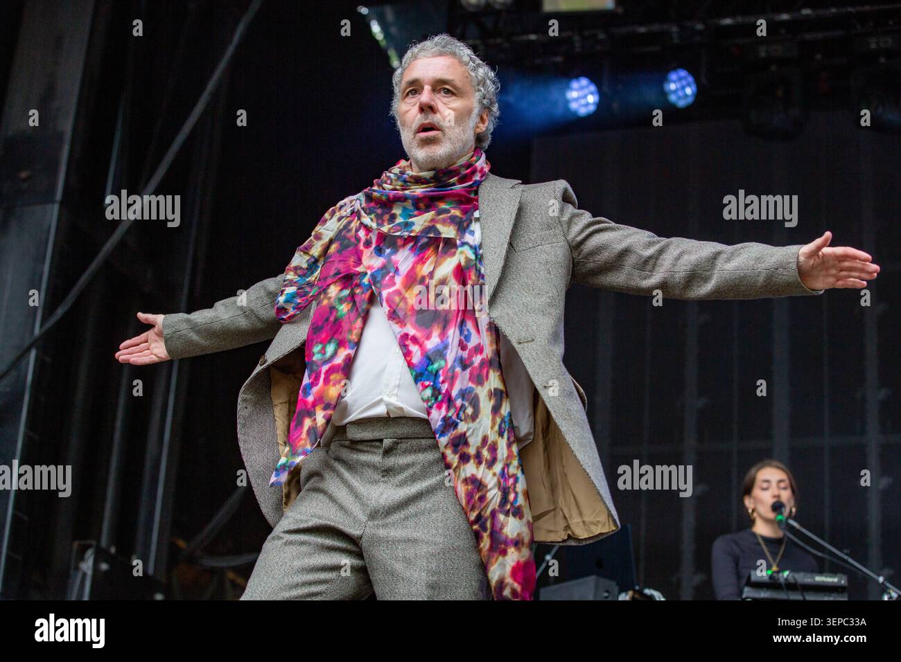 Oslo, Norvegia. 13 giugno 2026. Il cantante e musicista inglese Baxter Dury esegue un concerto dal vivo durante il festival musicale norvegese Piknik i Parken 2026 a Oslo. Foto Stock