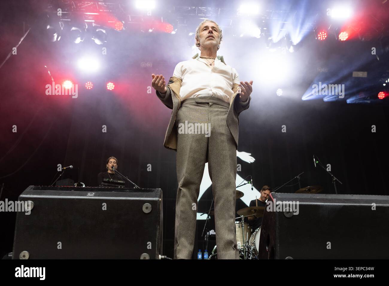 Oslo, Norvegia. 13 giugno 2026. Il cantante e musicista inglese Baxter Dury esegue un concerto dal vivo durante il festival musicale norvegese Piknik i Parken 2026 a Oslo. Foto Stock