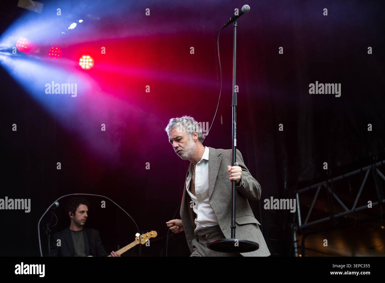 Oslo, Norvegia. 13 giugno 2026. Il cantante e musicista inglese Baxter Dury esegue un concerto dal vivo durante il festival musicale norvegese Piknik i Parken 2026 a Oslo. Foto Stock