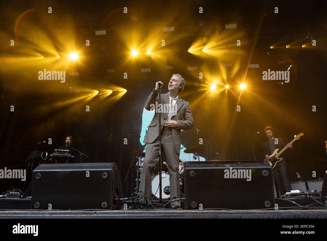 Oslo, Norvegia. 13 giugno 2026. Il cantante e musicista inglese Baxter Dury esegue un concerto dal vivo durante il festival musicale norvegese Piknik i Parken 2026 a Oslo. Foto Stock
