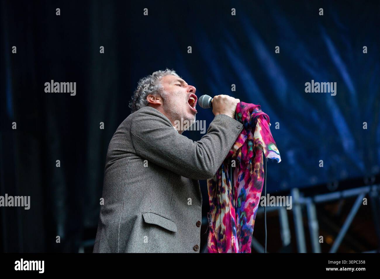 Oslo, Norvegia. 13 giugno 2026. Il cantante e musicista inglese Baxter Dury esegue un concerto dal vivo durante il festival musicale norvegese Piknik i Parken 2026 a Oslo. Foto Stock