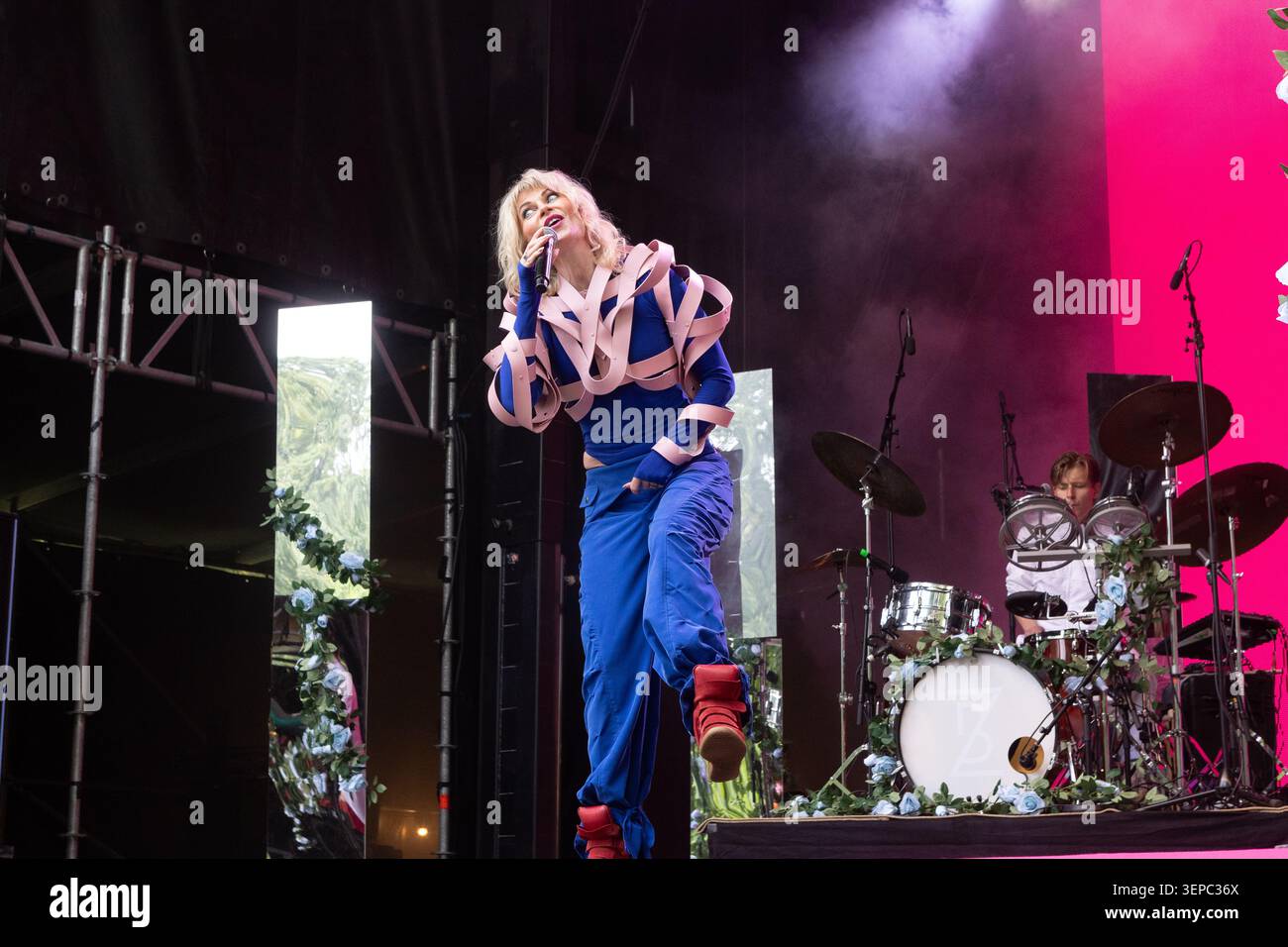Oslo, Norvegia. 13 giugno 2026. La cantante e cantautrice norvegese Bertine Zetlitz esegue un concerto dal vivo durante il festival musicale norvegese Piknik i Parken 2026 a Oslo. Foto Stock
