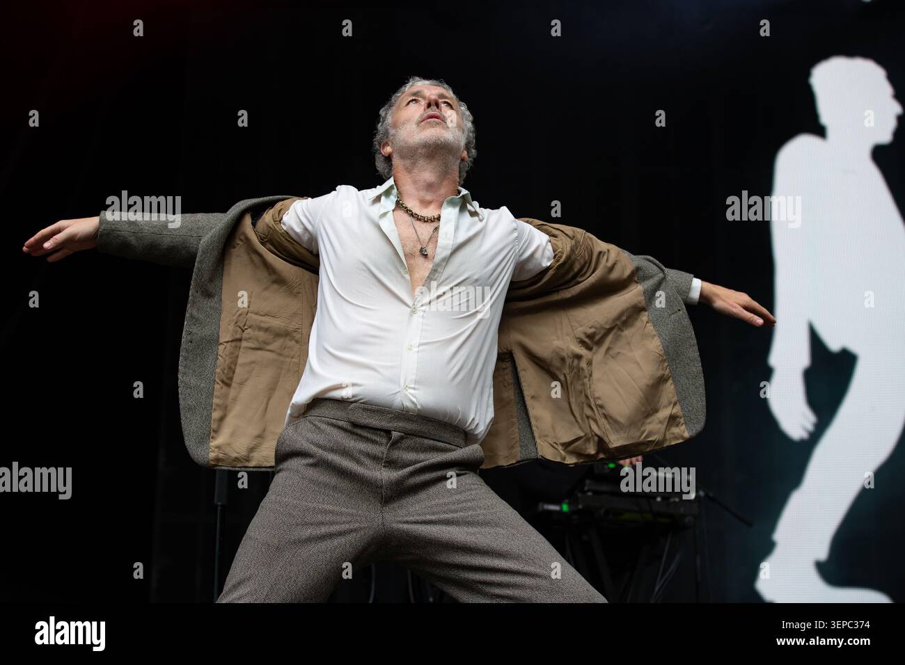 Oslo, Norvegia. 13 giugno 2026. Il cantante e musicista inglese Baxter Dury esegue un concerto dal vivo durante il festival musicale norvegese Piknik i Parken 2026 a Oslo. Foto Stock