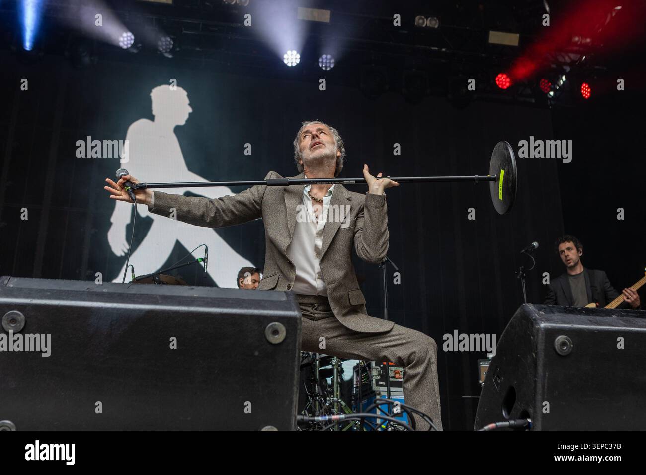 Oslo, Norvegia. 13 giugno 2026. Il cantante e musicista inglese Baxter Dury esegue un concerto dal vivo durante il festival musicale norvegese Piknik i Parken 2026 a Oslo. Foto Stock