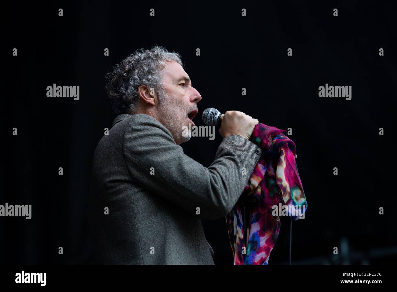 Oslo, Norvegia. 13 giugno 2026. Il cantante e musicista inglese Baxter Dury esegue un concerto dal vivo durante il festival musicale norvegese Piknik i Parken 2026 a Oslo. Foto Stock