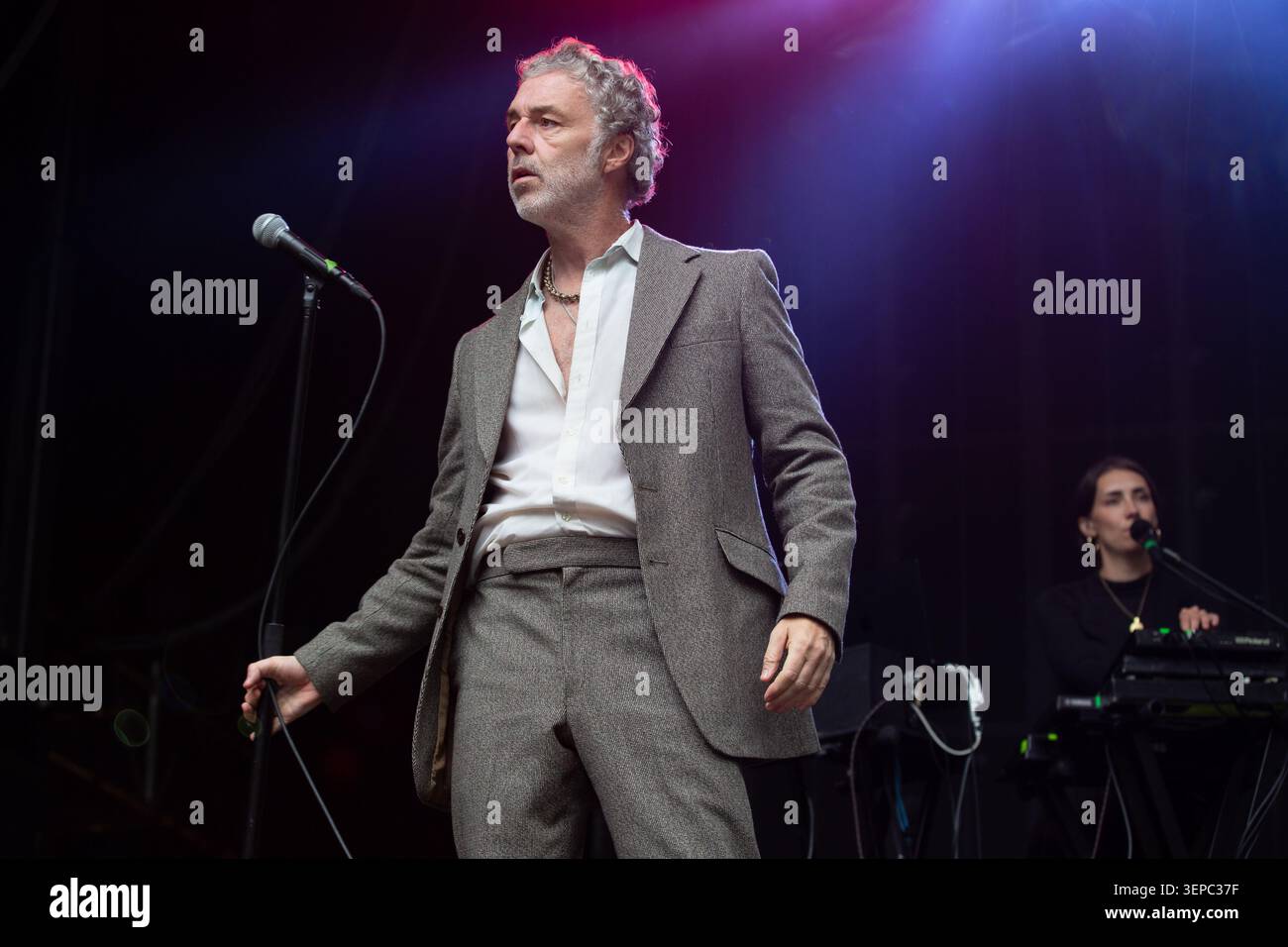 Oslo, Norvegia. 13 giugno 2026. Il cantante e musicista inglese Baxter Dury esegue un concerto dal vivo durante il festival musicale norvegese Piknik i Parken 2026 a Oslo. Foto Stock