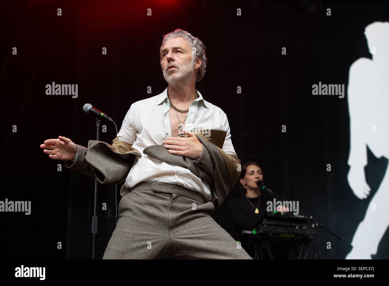 Oslo, Norvegia. 13 giugno 2026. Il cantante e musicista inglese Baxter Dury esegue un concerto dal vivo durante il festival musicale norvegese Piknik i Parken 2026 a Oslo. Foto Stock