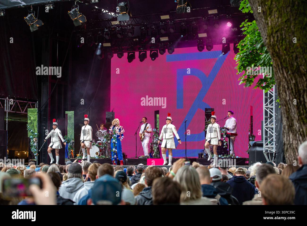 Oslo, Norvegia. 13 giugno 2026. La cantante e cantautrice norvegese Bertine Zetlitz esegue un concerto dal vivo durante il festival musicale norvegese Piknik i Parken 2026 a Oslo. Foto Stock