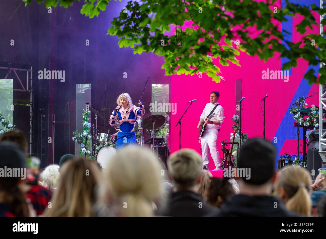 Oslo, Norvegia. 13 giugno 2026. La cantante e cantautrice norvegese Bertine Zetlitz esegue un concerto dal vivo durante il festival musicale norvegese Piknik i Parken 2026 a Oslo. Foto Stock
