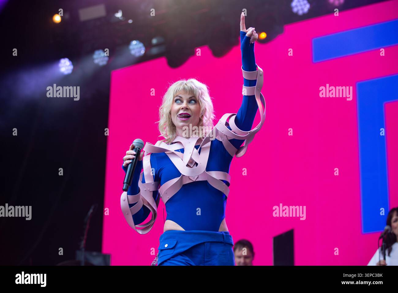 Oslo, Norvegia. 13 giugno 2026. La cantante e cantautrice norvegese Bertine Zetlitz esegue un concerto dal vivo durante il festival musicale norvegese Piknik i Parken 2026 a Oslo. Foto Stock